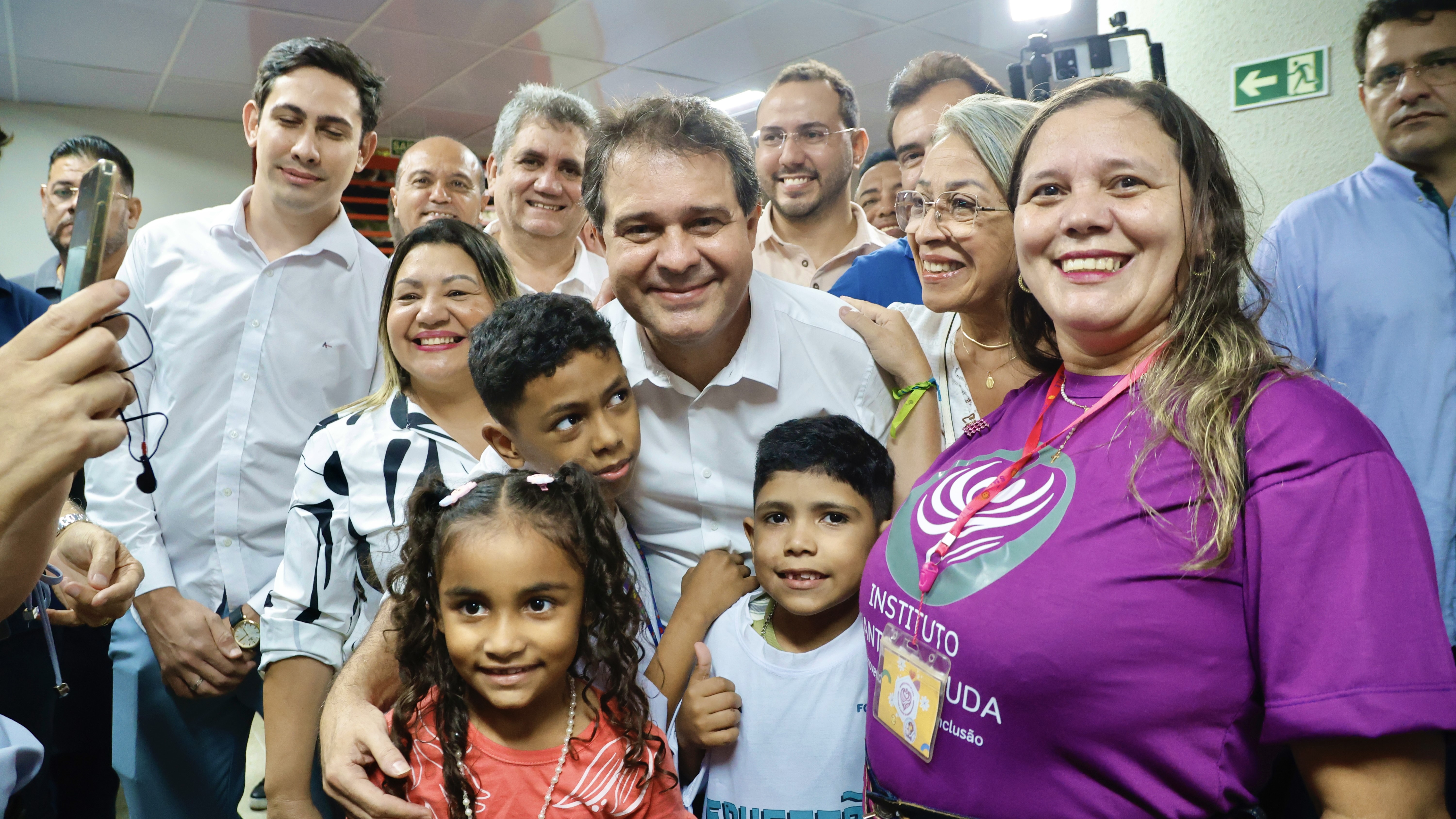 grupo de pessoas posa para a foto